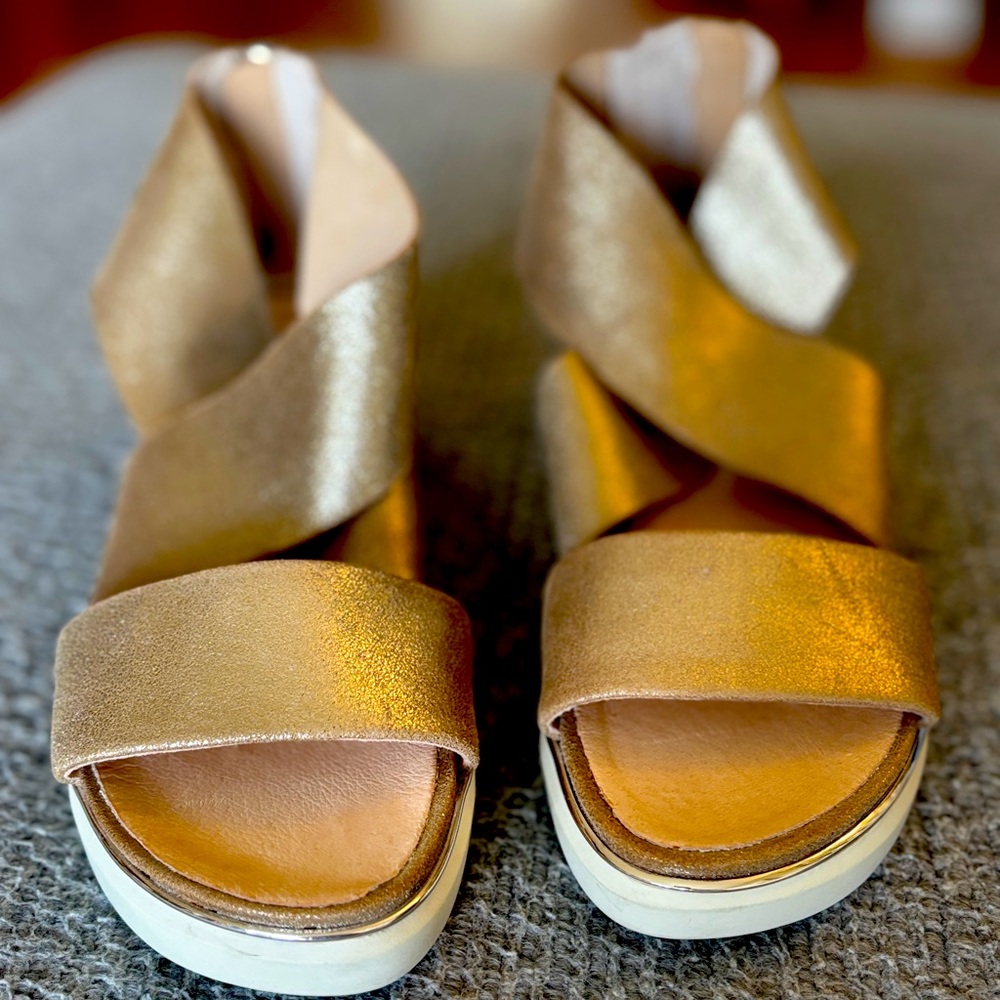 WISHBONE Collection sandal. Rose Gold Banded Suede Metallic. Size 7
